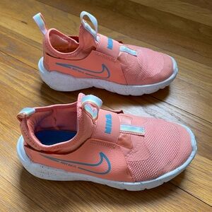 Nike Girl’s Slip-On Sneakers Size 2. Flex Runner DM4209-600